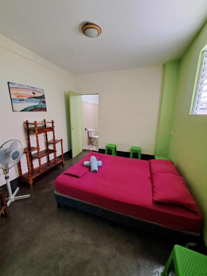 Hostal Mochilas Гранада Экстерьер фото