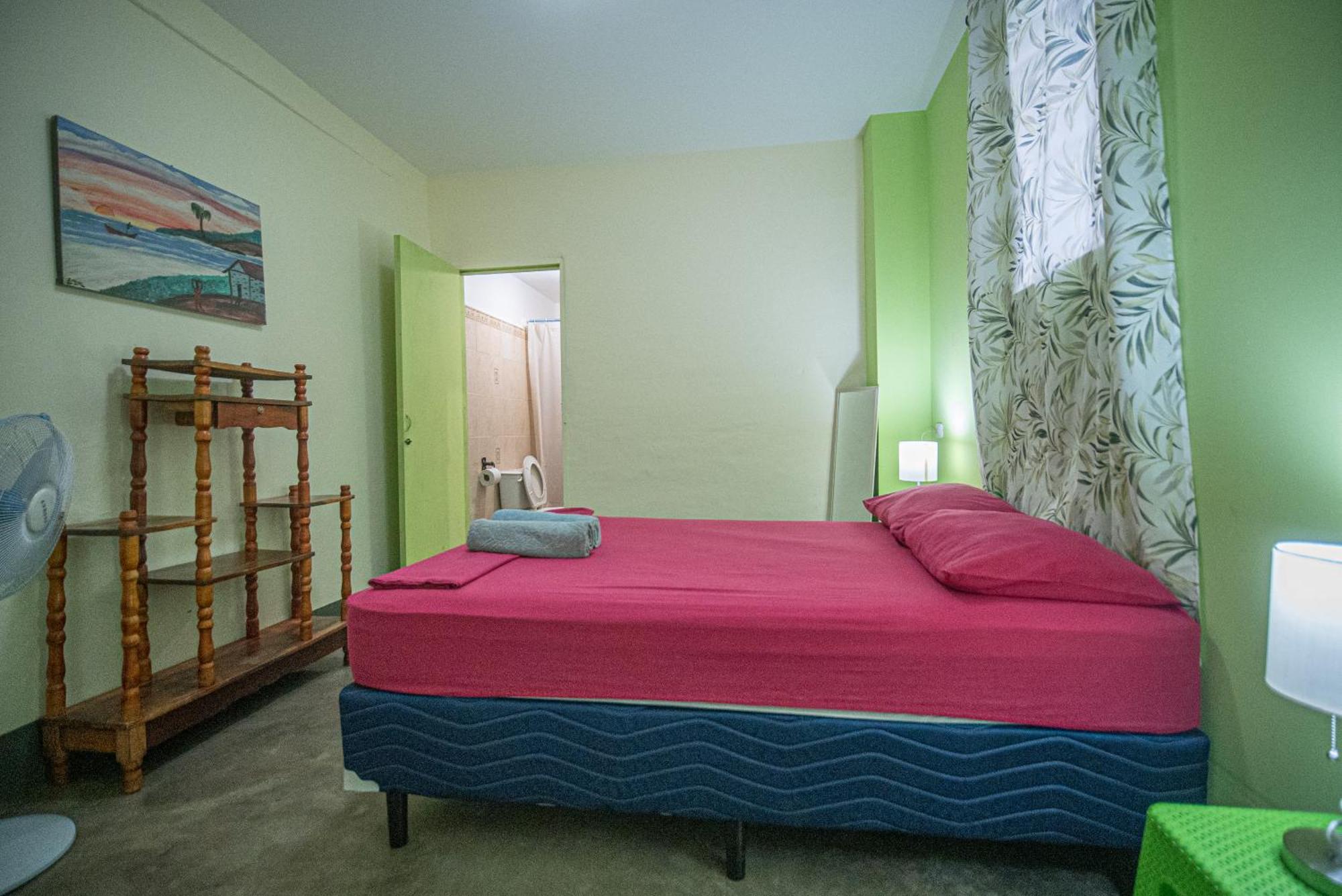 Hostal Mochilas Гранада Экстерьер фото